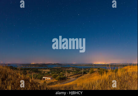 Paysage de nuit de Monsaraz au Portugal. Banque D'Images