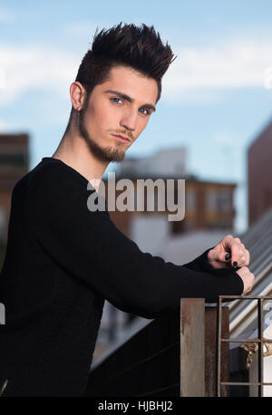 Fashion portrait du beau jeune homme dans la ville Banque D'Images