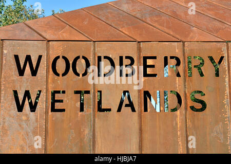 Woodberry Wetlands sur côté de l'architecture fer rouillé entrée de la réserve urbaine de Stoke Newington officiellement, Réservoir, London Borough of Banque D'Images