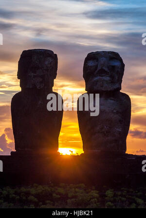 Lever du soleil sur la plate-forme de cérémonie à Tongariki Moai de l'île de Pâques.Tongariki est la plus grande plate-forme (AHU) avec 15 statues (Moai) Banque D'Images