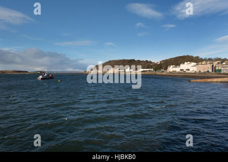 Ville d'Oban, Scotland. Vue pittoresque sur la baie d''Oban Oban avec Cathédrale sur la droite et l'île de Kerrera sur la gauche. Banque D'Images