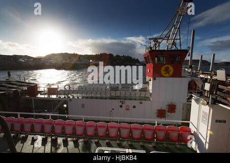 Ville d'Oban, Scotland. La silhouette d'un cal Mac ferry accostera au quai du Terminal de Ferry d'Oban, avec en arrière-plan. Banque D'Images