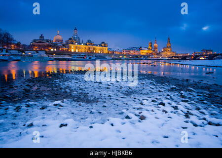 La Terrasse de Brühl, secundo Genitur, chapelle de la Cour catholique et l'église de Notre-Dame, lumineux vue sur l'Elbe dans la neige Banque D'Images