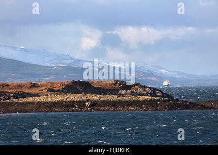 Ville d'Oban, Scotland. Magnifique vue sur la baie d'Oban à l'île de Kerrera au premier plan. Banque D'Images