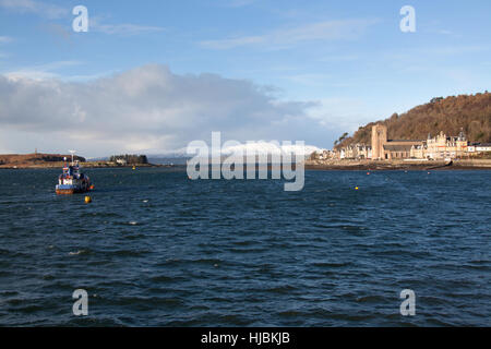 Ville d'Oban, Scotland. Vue pittoresque sur la baie d''Oban Oban avec Cathédrale sur la droite et l'île de Kerrera sur la gauche. Banque D'Images