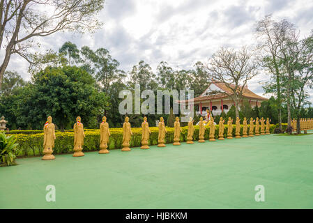 Foz do Iguazu, Brésil - juillet 8, 2016 : plusieurs statues de Bouddha en perspective au temple bouddhiste à Foz do Iguazu, Brésil. Banque D'Images