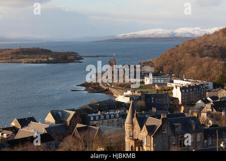 Ville d'Oban, Scotland. Vue aérienne sur la baie d''Oban Oban avec Cathédrale sur la droite et l'île de Kerrera sur la gauche. Banque D'Images