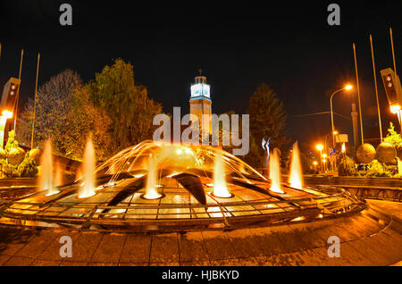 Tour de l'horloge avec fontaine de nuit - Magnolia Square - Centre-ville de Bitola Banque D'Images