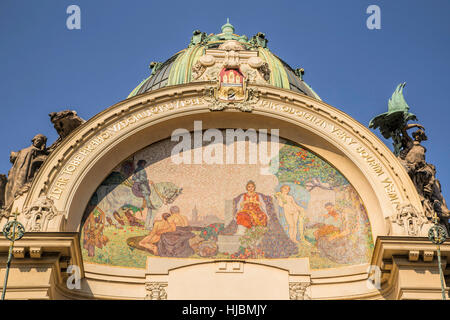 Façade de maison municipale de style Art Nouveau décor sur son dôme, Staré Město, Site du patrimoine mondial de l'UNESCO à Prague, République tchèque. Banque D'Images