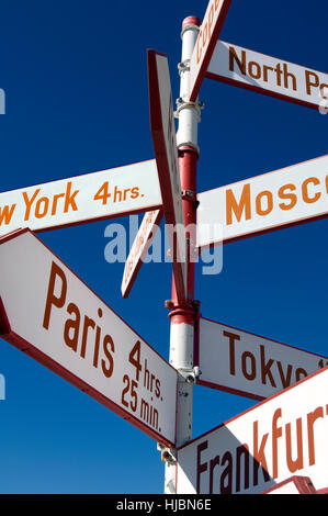 Distance panneaux pour tous les pays du monde à l'aéroport au Groenland Banque D'Images