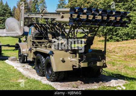 Militaire historique russe (soviétique) lance-roquettes multiples BM Katioucha-8/BM-13 à partir de la seconde guerre mondiale, photo de derrière, Svidnik, Slovaquie Banque D'Images