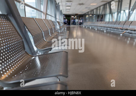 L'aéroport vide salle d'attente avec des chaises en acier et de grandes fenêtres, aucun peuple, Bratislava, Slovaquie Banque D'Images