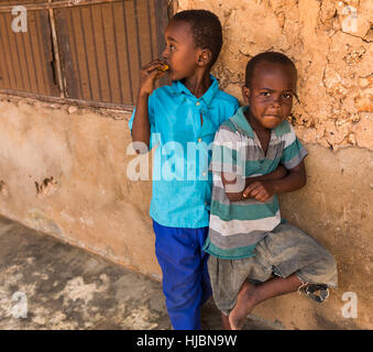 Uzi Island, Zanzibar, Tanzanie - Octobre 2016 : deux garçons sont suspendus autour au lieu d'aller à l'école maternelle existante.villages les plus pauvres à Zanzibar Banque D'Images