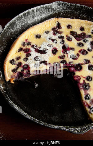 Crêpes aux bleuets coupés dans un poêlon en fonte Banque D'Images