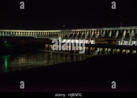 Foz do Iguaçu, Brésil - juillet 9, 2016 : barrage Itaipu éclairé la nuit à Foz do Iguazu au Brésil Banque D'Images