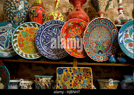 Objets en céramique sur l'affichage pour la vente dans le bazar couvert d'Istanbul, Turquie Banque D'Images