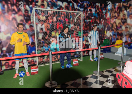 Foz do Iguazu, Brésil - Juillet 10, 2016 : Neymar, Messi et Maradona cire figure au musée de cire à Foz do Iguaçu, Brésil Banque D'Images