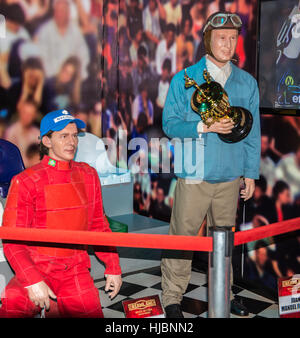 Foz do Iguazu, Brésil - Juillet 10, 2016 : Ayrton Senna et Juan Manuel Fangio cire figure au musée de cire à Foz do Iguaçu, Brésil Banque D'Images