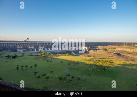 Foz do Iguaçu, Brésil - Juillet 10, 2016 : Le point de vue du barrage d'Itaipu dans Foz do Iguazu au Brésil Banque D'Images