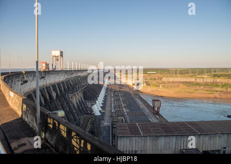 Foz do Iguazu, Brésil - juillet 8, 2016 : vue depuis le haut de Itaipu dam park sur un bus touristique à la frontière brésilienne. Banque D'Images