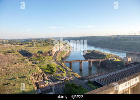 Foz do Iguazu, Brésil - juillet 8, 2016 : vue depuis le haut de Itaipu dam park sur un bus touristique à la frontière brésilienne. Banque D'Images