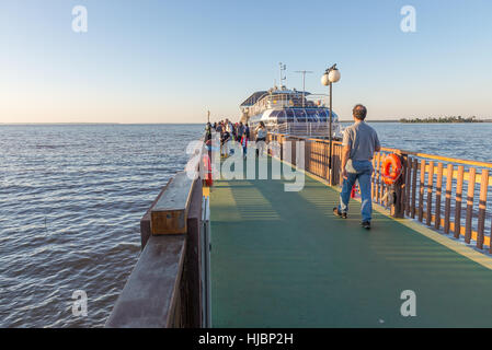 Foz do Iguaçu, Brésil - Juillet 10, 2016 : l'abordage de navires de tourisme et être prêt pour un tour sur la rivière Parana à Itaipu dam park au brazi Banque D'Images