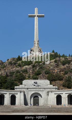 La Sainte Croix sur l'entrée principale de la Basilique de la Santa Cruz (Basilique de la Sainte Croix) dans le Valle de los Caidos (vallée de l'armée déchue) près de Madrid, Espagne. Banque D'Images