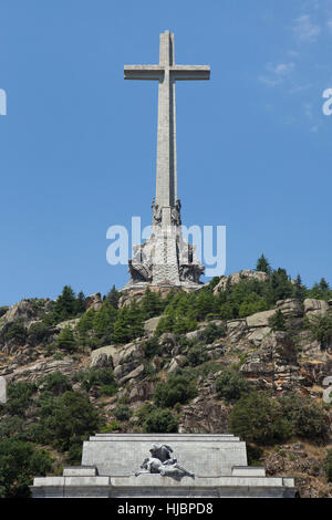 La Sainte Croix sur la Basilique de la Santa Cruz (Basilique de la Sainte Croix) dans le Valle de los Caidos (vallée de l'armée déchue) près de Madrid, Espagne. La Pieta par sculpteur espagnol Juan de Avalos dans vu dans l'avant-plan. Banque D'Images