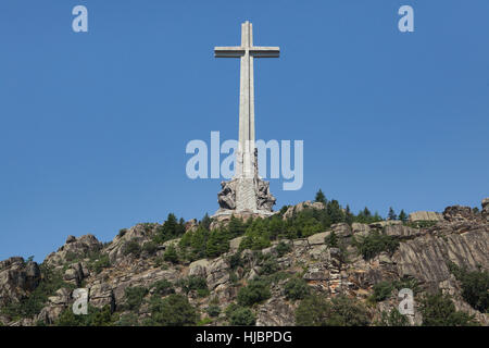 La Sainte Croix sur la Basilique de la Santa Cruz (Basilique de la Sainte Croix) dans le Valle de los Caidos (vallée de l'armée déchue) près de Madrid, Espagne. Banque D'Images