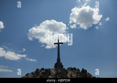 La Sainte Croix sur la Basilique de la Santa Cruz (Basilique de la Sainte Croix) dans le Valle de los Caidos (vallée de l'armée déchue) près de Madrid, Espagne. Banque D'Images