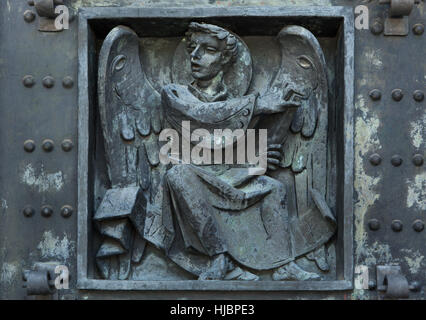 L'homme ailé de Saint Matthieu. Détail de la porte de bronze de la Basilique de la Santa Cruz (Basilique de la Sainte Croix) dans le Valle de los Caidos (vallée de l'armée déchue) près de Madrid, Espagne. Banque D'Images