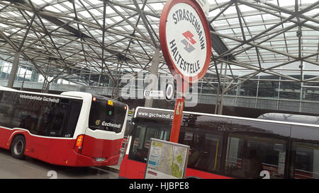Arrêt de bus à proximité de la station de métro Praterstern à Vienne, Autriche. Banque D'Images
