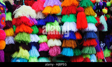 Boules colorées et les vêtements dans Sayulita, Mexique. Banque D'Images