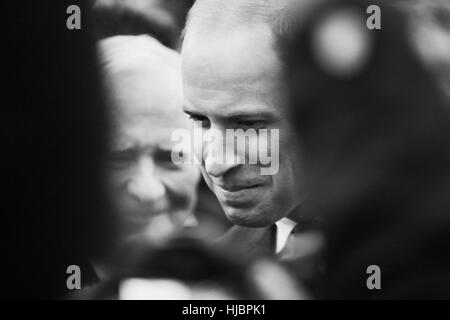 Le prince William s'engager avec les gens dans la foule. Victoria, C.-B.). Canada Banque D'Images