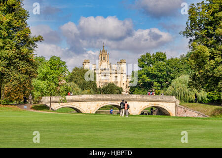 St John's College et Trinity College Bridge sur la rivière Cam, Cambridge, England, UK Banque D'Images