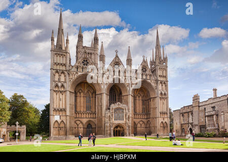 Avant de l'ouest de la cathédrale de Peterborough, l'église cathédrale de St Pierre, St Paul et St Andrew - également connu comme la Cathédrale Saint-Pierre dans le United Ki Banque D'Images