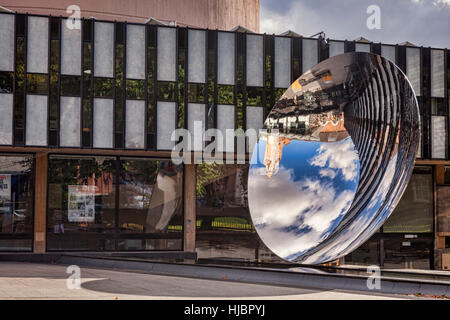 Sky Mirror par Anish Kapoor, Notttingham Playhouse, Wellington Circus, Nottingham, England, UK Banque D'Images