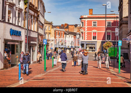 Les gens du shopping dans le centre de Derby, Derbyshire, Angleterre, RU Banque D'Images