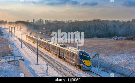 Le train à grande vitesse de classe 395 vitesses 395015 Beechbrook passé ferme sur HS1. Banque D'Images