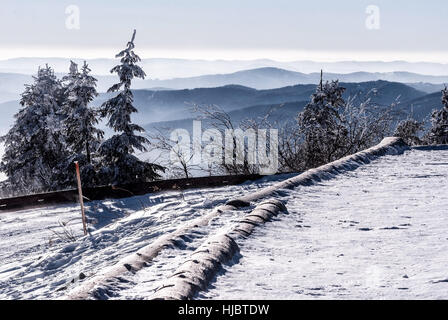 Chaînes de montagne panorama depuis la colline de lysa hora moravskoslezske beskydy montagnes durant le gel de l'hiver journée avec un ciel clair Banque D'Images