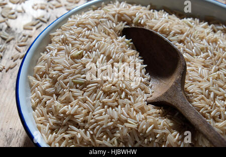 Brown riz basmati indien dans un bol en métal blanc Banque D'Images