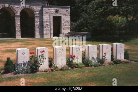 207 Sqn Lancaster Crew dans le cimetière militaire britannique à Berlin Banque D'Images