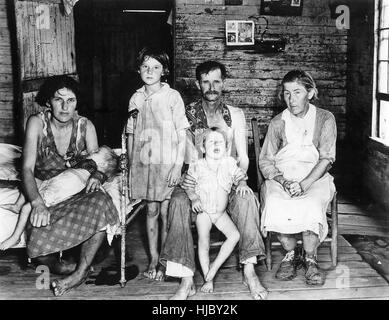 WALKER EVANS (1903-1975) Photographe américain pour la Farm Security Administration (FSA). Sa photo de 'Bud domaines et de sa famille à la maison' dans Hale County, Alabama, en 1936. La famille étaient métayers partager. M. Domaines porte un foulard pour cacher son cancer de la peau. Banque D'Images