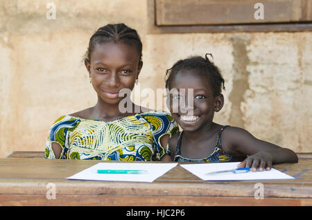 L'origine ethnique africaine deux enfants sourire étudiant dans un environnement scolaire (enseignement scolaire symbole) Banque D'Images