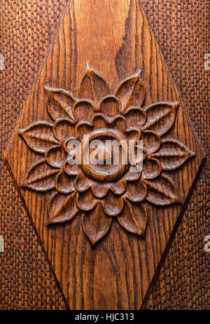 Rose sculpté détail sur une porte en bois. Banque D'Images