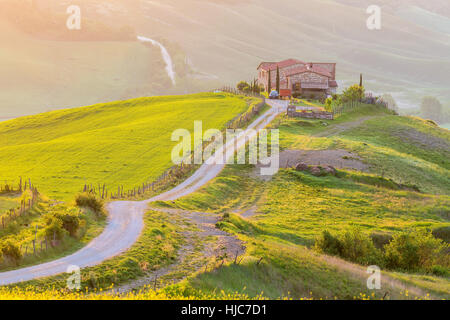 Ferme italienne sur une colline dans la lumière du matin en Toscane Banque D'Images