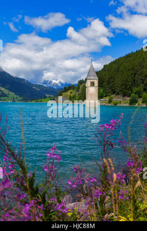 Curon submergées clocher de l'église dans le lac, vallée Vinschgau, Tyrol du Sud, Italie Banque D'Images