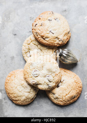 Vue de dessus de biscuits frais et boule de Noël Banque D'Images