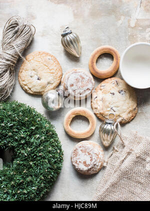 Vue de dessus de l'argent et de boules de Noël et des bagels biscuits frais Banque D'Images