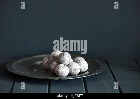 Truffes au chocolat et champagne sur plaque d'argent Banque D'Images